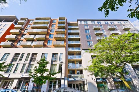 Dieses Penthouse-Apartment mit zwei Schlafzimmern und zwei Bädern befindet sich im 9. Stock in der Innenstadt von Montreal und bietet ein außergewöhnliches Wohnerlebnis. Es wurde 2015 erbaut und nie vermietet und verfügt über einen geräumigen Wohnber...