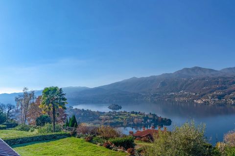 Appartement te koop met adembenemend uitzicht op het Ortameer. Op een droomlocatie, met een spectaculair uitzicht op het schiereiland Orta San Giulio en het eiland San Giulio, bieden wij een uniek appartement te koop aan, perfect voor degenen die zic...