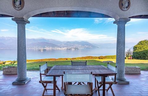 Villa en venta en Stresa, en la primera colina, en una posición panorámica única, con una maravillosa vista de las Islas Borromeas. Se encuentra no muy lejos del centro. Se distribuye en tres plantas: sótano, entreplanta y planta superior. Actualment...