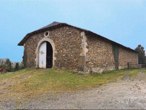 Discover this superb barn of character, located only 10 minutes from Aurillac. With its 2 Plateaux of 300m2 each and its beautiful height under the framework which is in good condition. It offers possibilities for your renovation project. The adjoini...