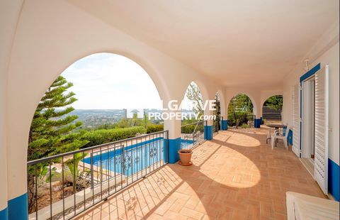 Located in Estoi. Set in a private and calm location, this charming four-bedroom, situated on a hilltop, offers stunning panoramic sea and countryside views from the living/dining room and all rooms. The villa's cosy entrance leads to a spacious livi...