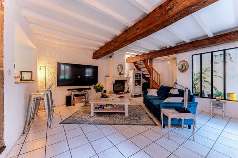 L'agence Sandra Viricel immobilier vous présente cette magnifique maison de ville de 150 m2, idéalement située au cœur de Fontaines-sur-Saône. Cette demeure ancienne a été entièrement rénovée et est répartie sur 3 niveaux Au rdc, découvrez une cuisin...