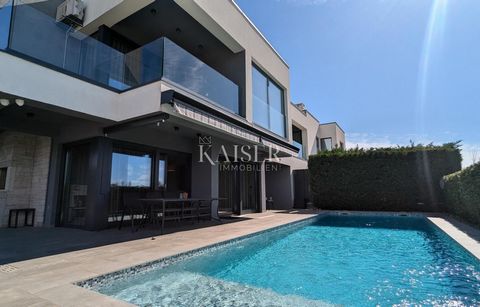 Kaiser Immobilien offers for sale a unique opportunity, a luxurious and furnished villa with a swimming pool and sauna in a top location in the city of Poreč. The villa is only 500 m from the sea and the first beaches, on the border of the green belt...