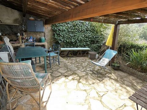 ESPARRON near Rians and Cadarache, 20 minutes from St Maximin. In the heart of the Village, Proprietes-Privees.com presents this T3 village house which includes a living room kitchen with wood stove, 2 bedrooms, toilet, shower room, double glazing, g...