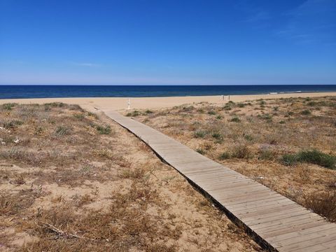 Apartamento en primera planta con preciosas vistas al mar Disponible para alquiler de larga temporada todo el año a partir de septiembre Ubicado en la playa de Xeraco el apartamento también mira hacia un parque verde y está a poca distancia de alguno...