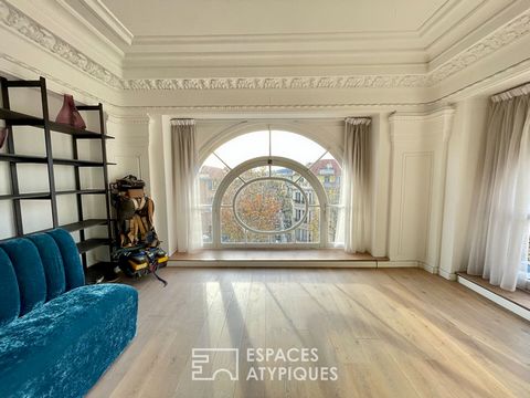 In the sought-after area of Cimiez, where history meets refinement, this 132.10 m2 Loi Carrez apartment is located in a building full of memories. A former artist's studio, this unique place has seen the birth of artistic creations and ambitious proj...