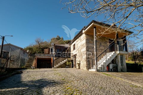 Découvrez cette charmante villa située à Celeirô, dans la commune de Cabeceiras de Basto, un véritable bijou à fort potentiel touristique. Cette propriété unique combine le charme rustique avec le confort moderne, offrant une expérience inoubliable p...