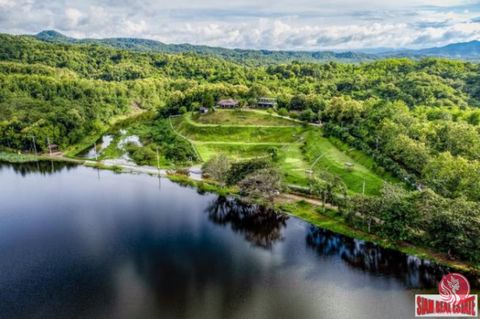 Cette superbe propriété est située dans le meilleur Feng Shui comme le Palais d’été en Chine, situé dans le district de Denchai, dans la province de Phrae, en Thaïlande. Le terrain est magnifiquement aménagé et offre une vue magnifique sur les montag...