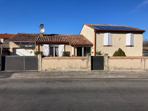 Entre Castres et Mazamet sur la commune d'Aiguefonde, à cinq minutes de l'aéroport de Castres, je vous invites à venir visiter cette jolie maison climatisée sans aucun travaux à prévoir, elle est équipée de panneaux solaires avec une rentabilité de 1...