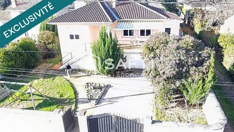 Located in a quiet residential area, this house offers a peaceful and pleasant living environment. Close to amenities, schools and shops, it benefits from an ideal location for families. This 105 m² property has an entrance, a living room with equipp...