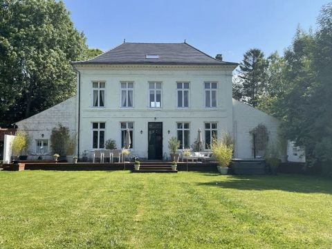 Ref 3910 ENIGE AGENT Schitterend herenhuis gelegen terug van de weg tussen Saint Pol sur Ternoise Fruges en Pernes momenteel geëxploiteerd als een bed and breakfast, maar geschikt voor een gezinswoning, de accommodatie is in goede algemene staat en p...