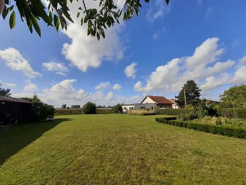 Située dans un secteur calme en pleine campagne de Bois-Grenier, cette charmante fermette entièrement rénovée offre 173m2 habitables sur un terrain de plus de 1700m2. Alliant confort, modernité et cachet de l’ancien, pour une qualité de vie idéale, v...