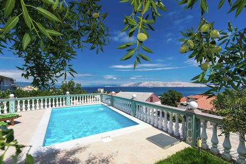 Vue sur la mer à couper le souffle, une piscine commune pour rafraîchissante et installations étonnantes, cet appartement à Senj offre tout ce qui est nécessaire pour des vacances à la plage. Avec 1 chambre pour un couple, il est idéal pour une escap...