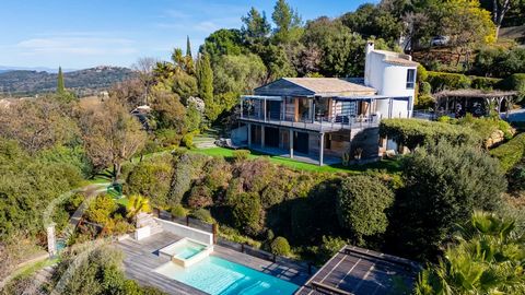 Nestled in an exclusive estate, this stunning architect-designed villa offers a unique living experience, just steps away from the heart of La Croix-Valmer. Breathtaking Views and Ideal Orientation Perched on the heights of La Croix-Valmer, the prope...