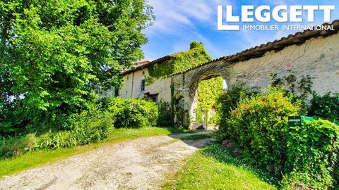 A21363MCH24 - Gelegen in 7300m2 park met een prachtig uitzicht over het platteland van de Périgord, deze woning bestaat uit een hoofdgebouw van 160m2 met 3 slaapkamers en 3 volledig uitgeruste gites (60, 72 en 100m2) met een totaal van 7 slaapkamers ...