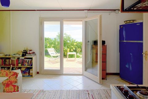 Gemütliches Einfamilienhaus in unmittelbarer Nähe zum Meer. Den unverbauten Blick aufs Wasser genießen Sie, wenn Sie sich bei einem Glas Wein auf der großen Veranda oder im Wohnzimmer entspannen. In einer Ecke des Gartens befindet sich eine extra kle...