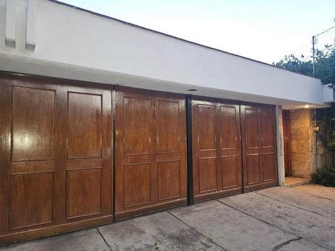 Estupenda casa en venta ubicada en zona residencial con ubicación de gran plusvalía. Rodeada de importantes vías de comunicación como Miguel Ángel de Quevedo, Av. Universidad y Av. Insurgentes Sur, a unas cuadras de Plaza Oasis Coyoacán. Excelente pr...