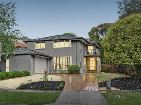 A vision of sophistication and serene family living, this engaging rendered family home provides excellent entertaining space and terrific lifestyle rewards with prized zoning to Serpell Primary. Nestled in drought-tolerant gardens and high set for t...