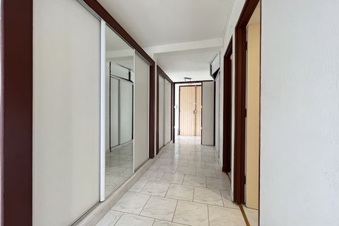 Bienvenido a este encantador apartamento en el corazón de Martinica, ideal para quienes buscan experimentar la belleza de la isla. Ubicado en el tercer piso de un edificio tranquilo, este apartamento ofrece un refugio relajante con impresionantes vis...