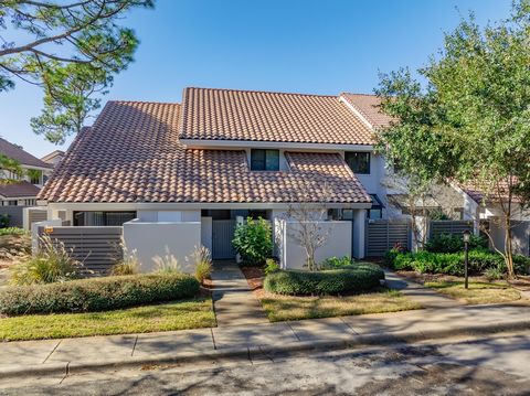 New roof completed August 2024. Located on the beachside of Sandestin, this charming Beachwalk townhome boasts an ideal position within half a mile of the sugar sand beaches of the Emerald Coast and offers picturesque views of Horseshoe Lake. A priva...