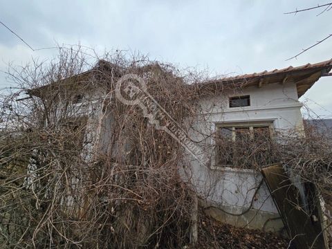 Imoti Tarnovgrad biedt u een huis met twee verdiepingen in het dorp Byala Reka. Het dorp ligt op 2 km. van de Alexander Stamboliyski-dam, 20 km. uit de stad Sofia. Pavlikeni en 45 km. uit de stad Sofia. Veliko Tarnovo. Het huis is gelegen op een sout...