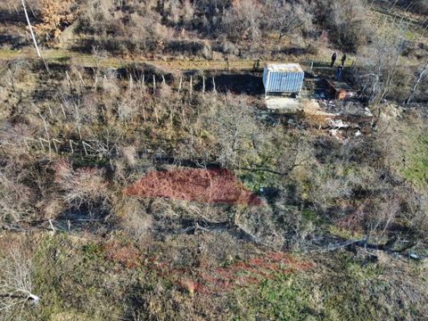 IMOTI 'NASTEV' bietet eine Villa in der Villengegend des Dorfes Osmar zum Verkauf an. Das Anwesen liegt direkt oberhalb des Dorfes, mit einer Verwerfung, von der sich ein herrlicher Panoramablick eröffnet. Die Villa wurde abgerissen, nur die Fundamen...