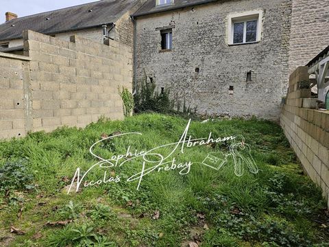 28310. PROCHE TOURY. Maison à finir de rénover de 4 pièces avec 3 chambres et jardin. Prix : 75990 euros, honoraires à la charge vendeur. Sophie Abraham et Nicolas Prébay vous proposent une maison en pierres à finir de rénover comprenant au rez-de-ch...