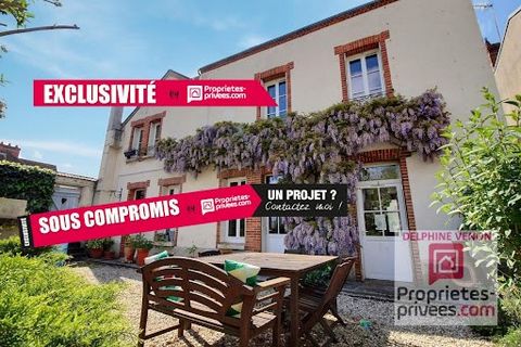 45110 - CHATEAUNEUF SUR LOIRE - Delphine VENON presents you exclusively a town house with a lot of character 2 steps from the Loire and shops including on the ground floor: Entrance with cement tiles, Living room / living room with open fireplace, fi...