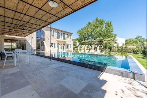 Située dans un secteur résidentiel prisé de Saint Rémy de Provence, cette magnifique maison offre une très jolie vue sur les Alpilles. Ce mas provençal contemporain, d'une superficie de 337 m² habitables, est implanté sur une parcelle de 1625 m², à s...