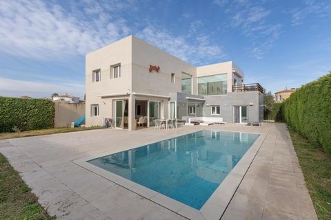 In einer der begehrtesten Gegend von Empuriabrava, Requesens, nur 1 km vom Strand entfernt, finden wir dieses moderne Haus mit einer Gesamtwohnfläche von 286m2. Das Erdgeschoss überrascht uns mit einer geräumigen Eingangshalle, die uns in das helle W...