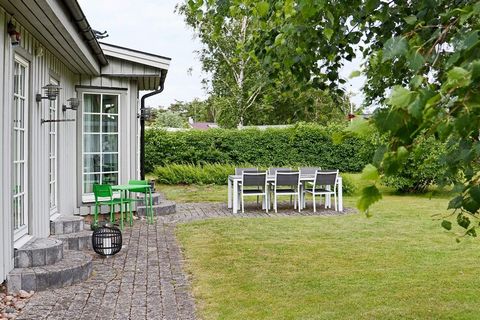 Bienvenue dans votre refuge douillet à Mellbystrand, où confort et commodité se marient parfaitement. Cette maison de vacances bien aménagée dispose d'une cuisine moderne équipée d'une cuisinière électrique, d'une machine à café, d'un réfrigérateur-c...