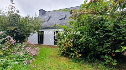 Exclusivité MegAgence! Située à Guidel, cette propriété construite en 1979, offre le calme d'un quartier résidentiel à seulement 1km du centre-ville et à 10 minutes des plages. Idéalement localisée, elle allie tranquillité et proximité des commodités...