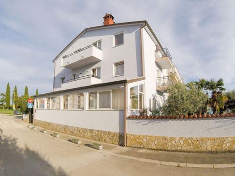 Touristisches Aparthaus mit 7 Apartments in Fazana, nur 230 Meter vom Meer und wunderschönen Strand entfernt! Fazana ist ein idealer Touristenort mit seiner mehrere Kilometer langen Promenade, wunderschönen Kiesstränden und einer entwickelten Infrast...