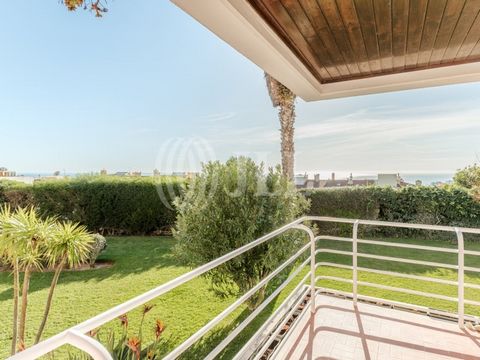 5-bedroom apartment with 220 sqm of private gross area, in a condominium with garden, swimming pool, and sea view in Parede, Cascais. The apartment, in good condition, consists of an entrance hall, living room with fireplace (60sqm), dining room, equ...