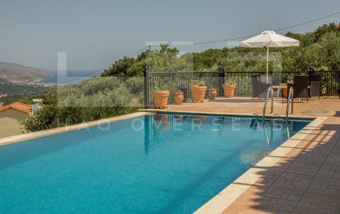 Detta är en rymlig villa till salu i Kolymbari, Chania, Kreta, belägen i byn Vouves. Villans totala boyta är 148 m2, belägen på en 1000 m2 privat tomt, med 5 sovrum och 4 badrum. Denna fastighet med 3 våningar har på bottenvåningen ett fullt utrustat...