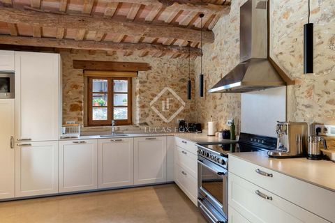 Exceptional village house in Fonteta, completely renovated Fall in love with this unique gem in the heart of Baix Empordà. Completely renovated in 2021, this house perfectly combines the charm of a traditional property with all modern comforts, makin...