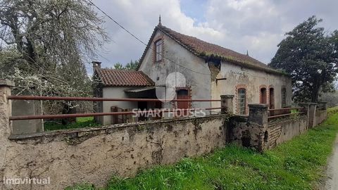 Moradia para reconstrução com 212 m2 de área bruta de construção, inserida num terreno com 1056 m2 localizada junto à estrada principal, na aldeia de Mouronho. A casa está actualmente completamente ampla por dentro, facilitanto o início de obras de r...