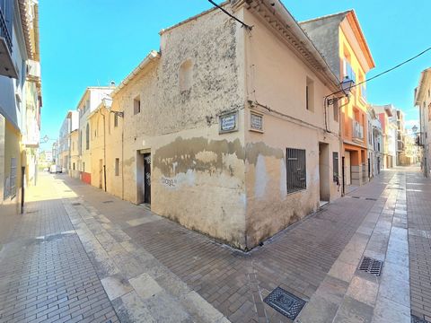 Grande opportunità di shopping a Gandia! Vi presentiamo questa magnifica casa in vendita, situata vicino al Prado, nel centro di Gandía, Valencia. Con una superficie costruita di 266 m², questa proprietà offre spaziosità e comfort in una posizione ec...