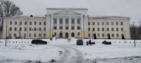 Продаются площади правого крыла трёхэтажного здания, бывшего университета им.Татищева в г. Жигулёвске, на ул. Гидростроителей, д. 10. Общая площадь 3915 кв.м. Возможна продажа по этажам. Стоимость помещений в зависимости от объема и этажности покупае...