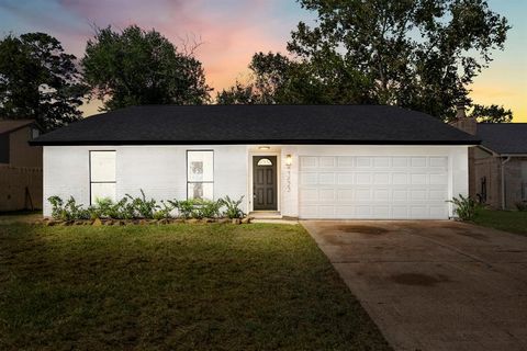 This beautifully renovated 4-bedroom, 2-bath home offers 1,369 sq. ft. of updated living space with modern upgrades throughout. Featuring a brand-new roof, ceramic wood-look tile floors, and plush new carpet. The chef’s kitchen shines with quartz cou...