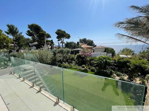 CAVALAIRE PARTIES LES CALANQUES A SPLENDID SEA VIEW for this NEW PROPERTY of very beautiful design, quality of craftsmen, quality of materials with an area of 150m2 living space facing the sea. It invites you with entrance hall, laundry room, storage...