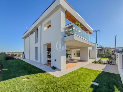 Situata in una zona residenziale esclusiva e immersa nel verde, questa a villa è un capolavoro architettonico che coniuga eleganza, tecnologia e funzionalità. Varcando la soglia, si viene accolti in un’ampia zona giorno, un ambiente dove eleganza e c...