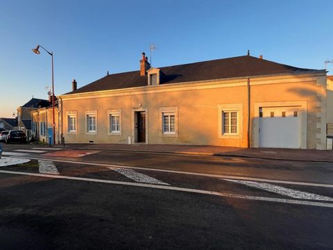 Située à Juigné-sur-Sarthe (72), cette maison de bourg bénéficie d'un cadre proche des commodités et notamment d'une école, offrant un environnement idéal pour une famille. Cette demeure de 83m² sur un terrain de 406m² vous charmera par sapièce de vi...