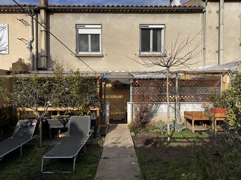 Dieses Haus mit 101 m2 Wohnfläche auf zwei Ebenen befindet sich in einer begehrten Gegend, nur einen Steinwurf vom Stadtzentrum von Carcassonne entfernt, und wird Sie mit seiner Bauqualität und seinem hervorragenden Allgemeinzustand verführen. Im Erd...