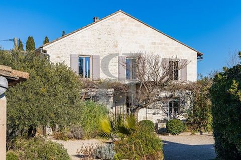 SAINT REMY DE PROVENCE - EXCLUSIVE 3D immersive visit available on our website. Boschi immobilier Prestige has selected for you this sumptuous stone Mas of around 360 sqm, located on the outskirts of the center of Saint-Rémy-de-Provence, offering a u...