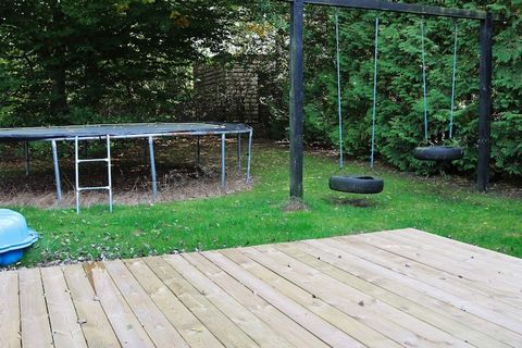 Cottage situato a pochi minuti a piedi dalla spiaggia sabbiosa per famiglie. La casa è ben arredata con un ampio soggiorno luminoso, decorato in stile scandinavo e con accesso ad una terrazza parzialmente coperta. Tre belle camere da letto e un soppa...