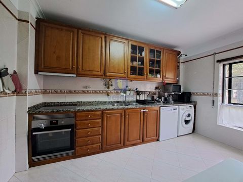 Apartamento T3 Rés do chão| Pronto a habitar| Ótimas áreas e arrecadação Imóvel localizado em zona tranquila e familiar da Baixa da Banheira, próximo ao parque Zeca Afonso e Continente, facilidade de estacionamento e rápido acesso ao transporte públi...