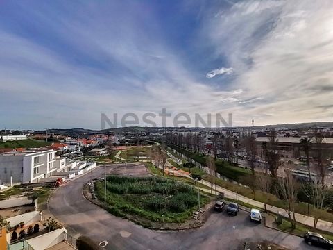 Penthouse inserted in the 4th floor of a 5-storey building, in the centre of Lourinhã close to all commerce and services. The flat has the following layout: - Entrance hall; - Living room and kitchen fully equipped with Bosch appliances in open space...