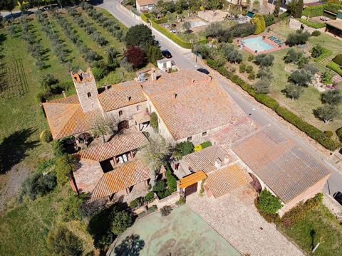 A Castell d'Aro, classificato come monumento storico costruito nel 1384, si trova una casa colonica fortificata situata nel centro del Baix Empordà. I suoi giardini e le viste aperte sulla natura, la vicinanza al mare compongono un luogo unico che si...