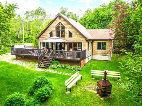 For investors, more than $70,000 in annual income per year on average. Rental cottage with mezzanine for sale This property offers you a peaceful nature experience with a wooded lot. Enjoy a propane fireplace in an open concept space, ideal for enter...